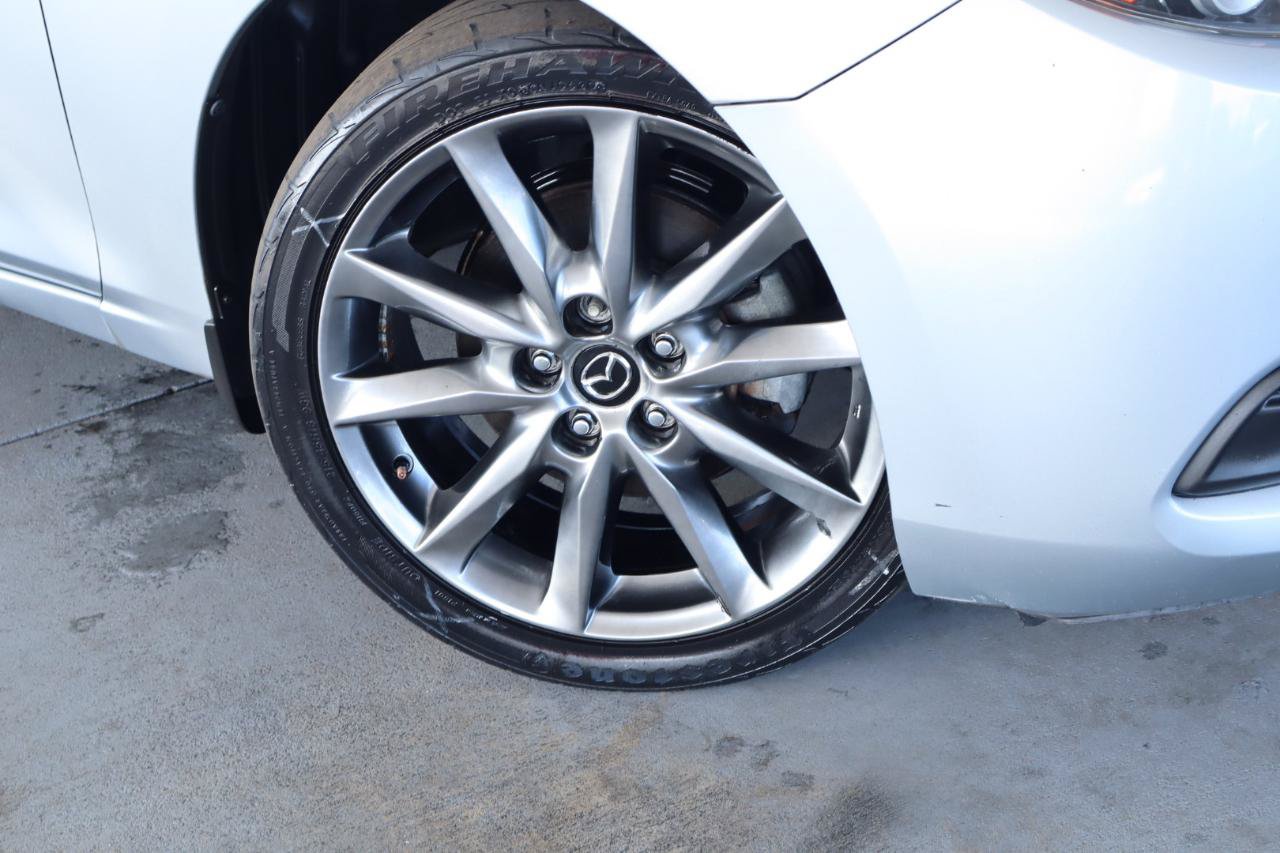 Used 2018 MAZDA MAZDA3 Touring FWD image 3