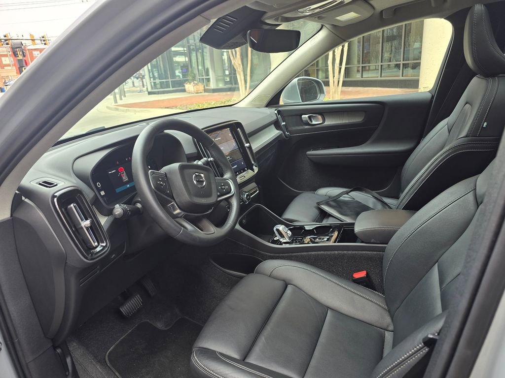 Used 2025 Volvo XC40 B5 Plus image 11