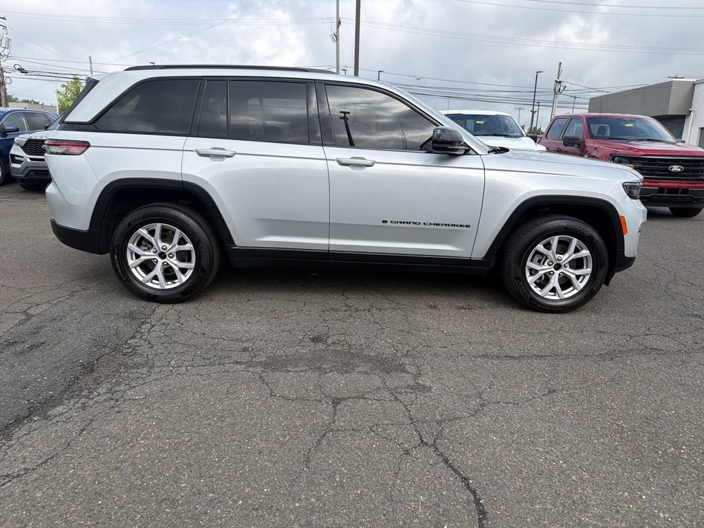 Used 2023 Jeep Grand Cherokee Altitude AWD/4WD image 6