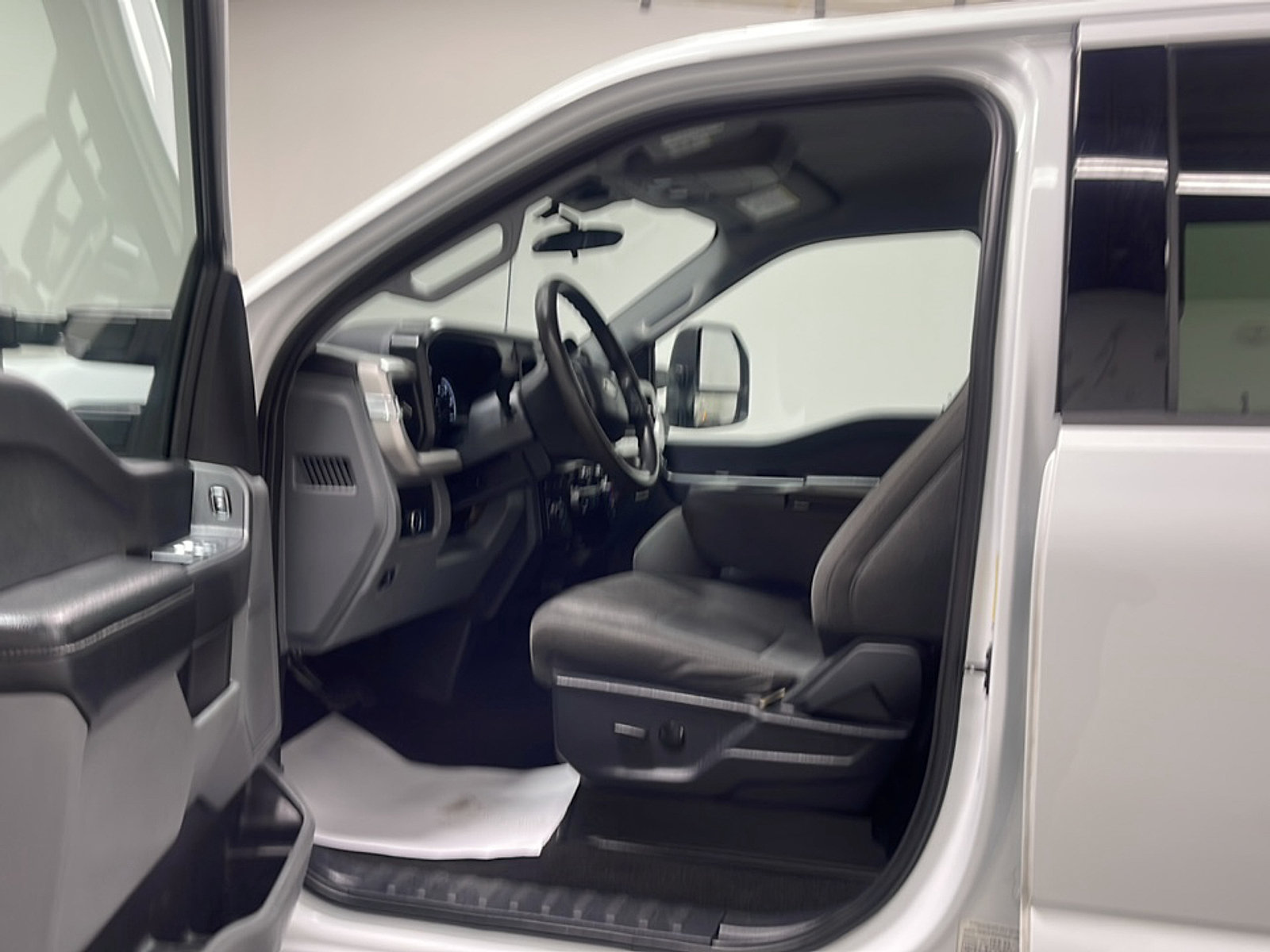 Used 2025 Ford F350 XLT AWD/4WD image 2