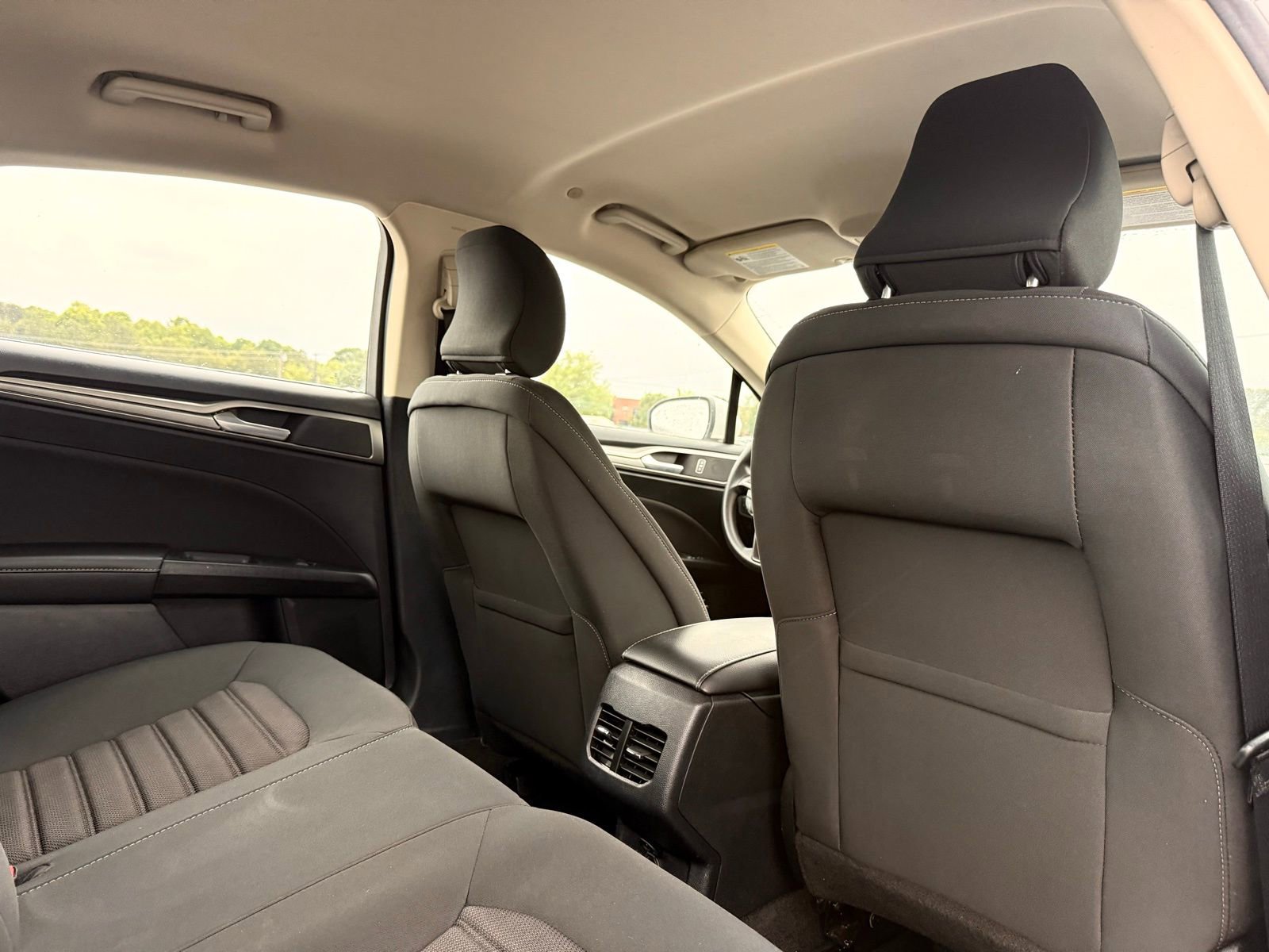 Used 2019 Ford Fusion SE FWD image 18