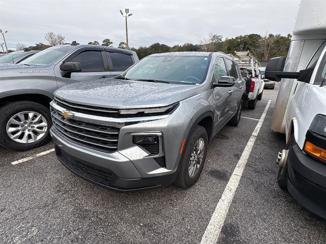 Used 2025 Chevrolet Traverse LT image 3