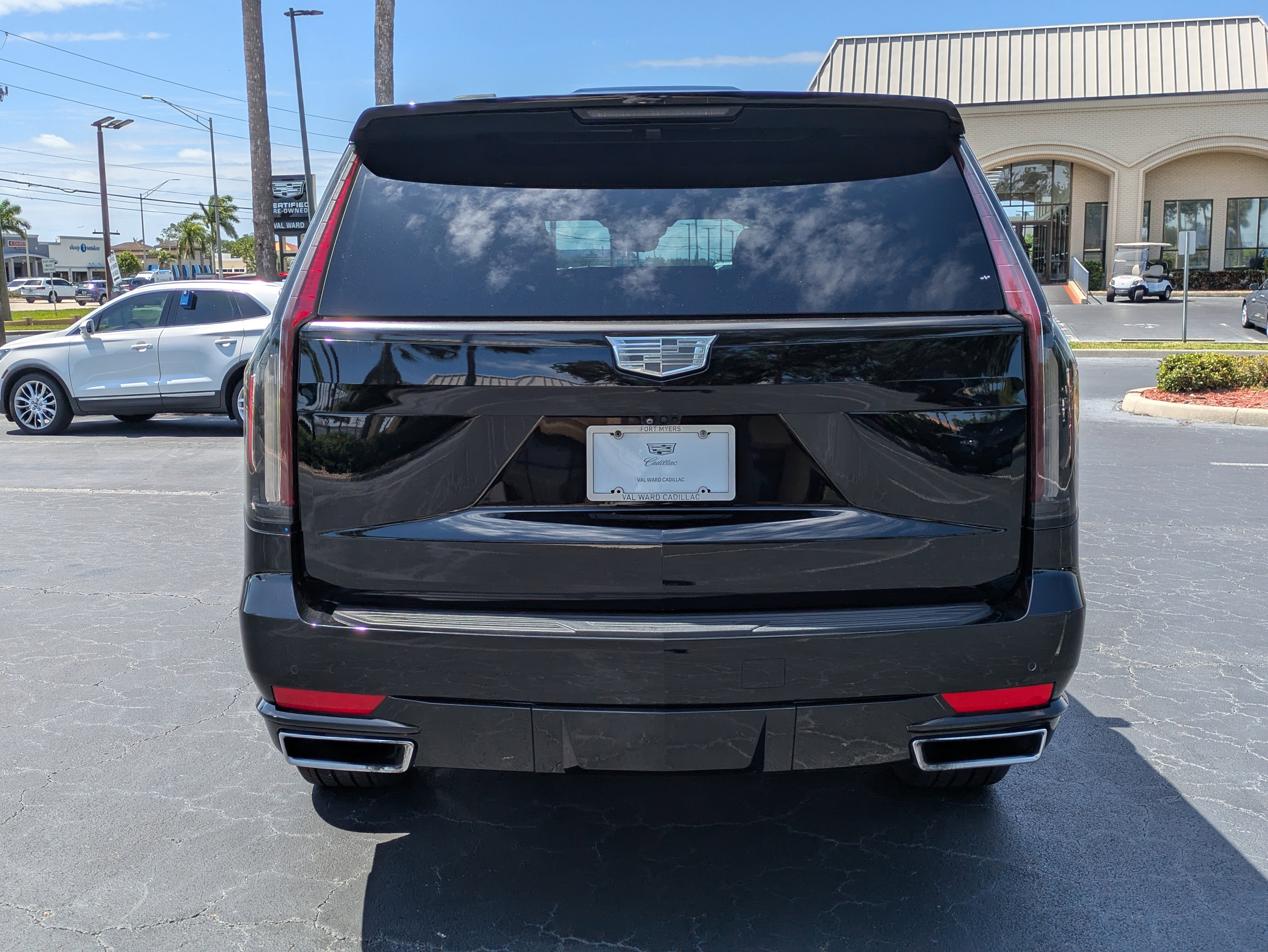 Used 2021 Cadillac Escalade Premium Luxury w/ LPO, Radiant Package AWD/4WD image 5