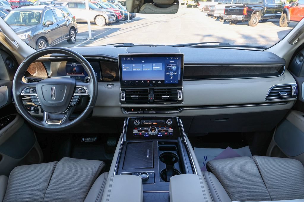 Used 2022 Lincoln Navigator Reserve AWD/4WD image 4