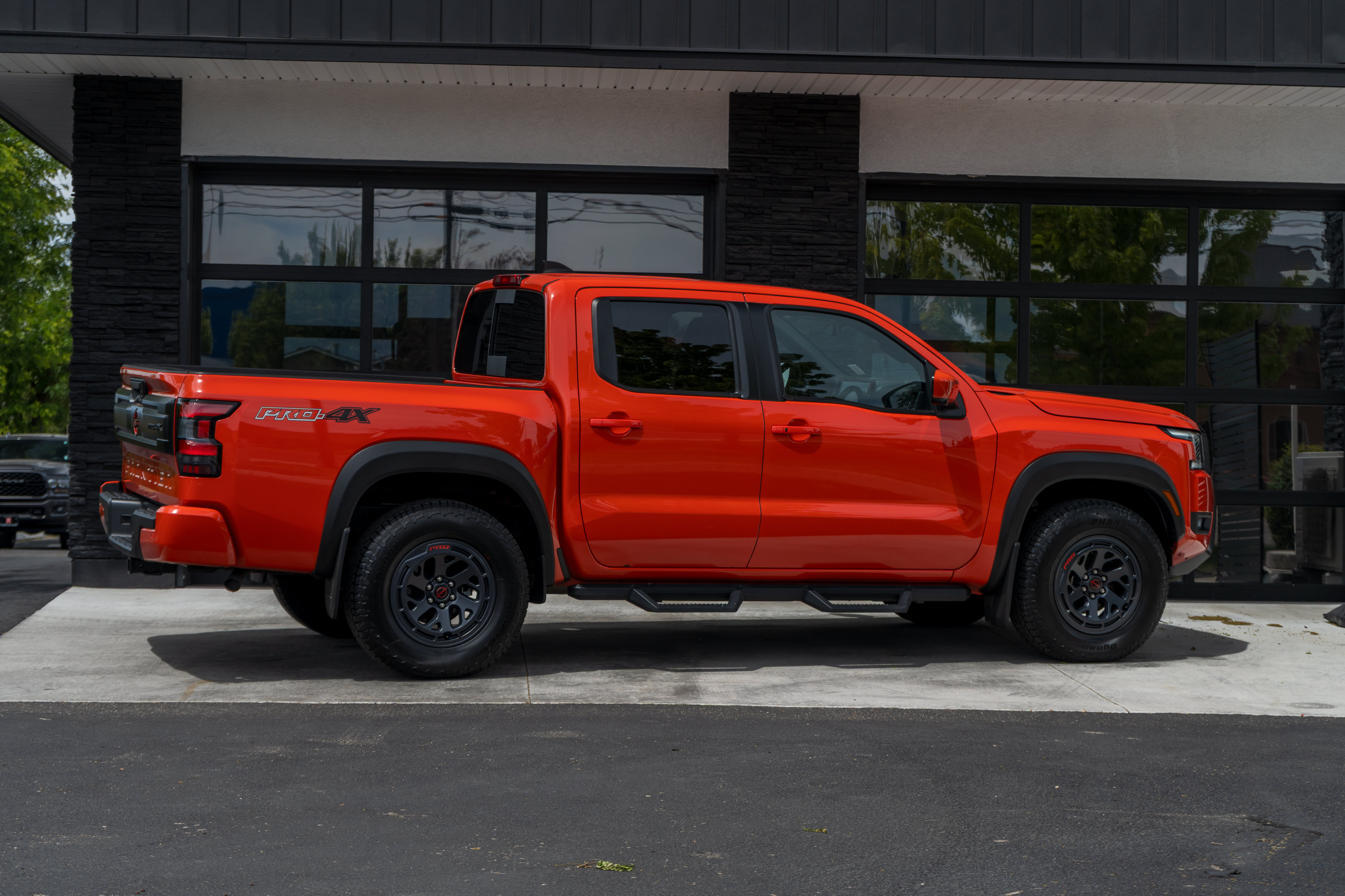 Used 2025 Nissan Frontier PRO-4X w/ Pro Premium Package AWD/4WD image 9