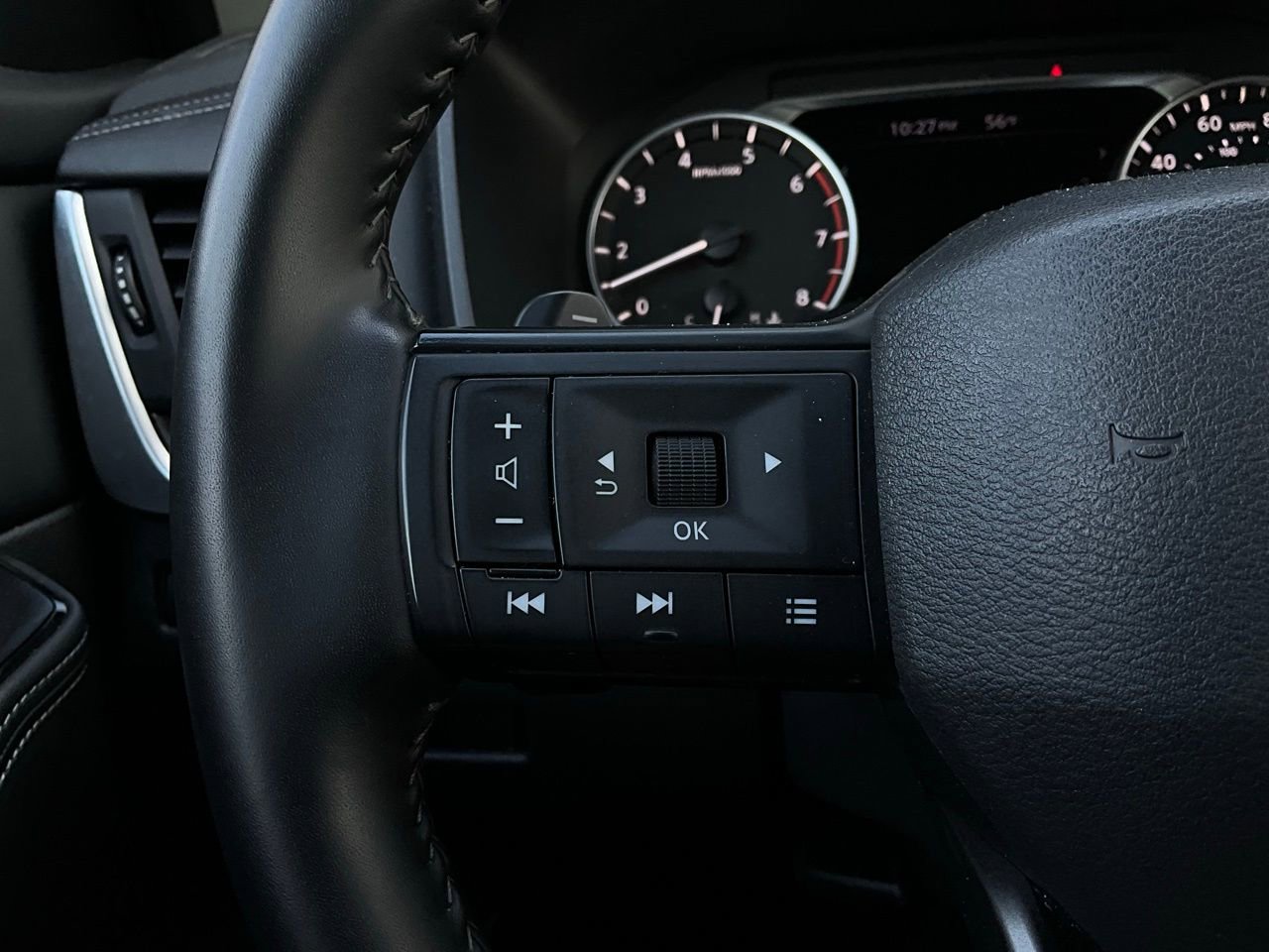 Used 2025 Nissan Rogue SV FWD image 33