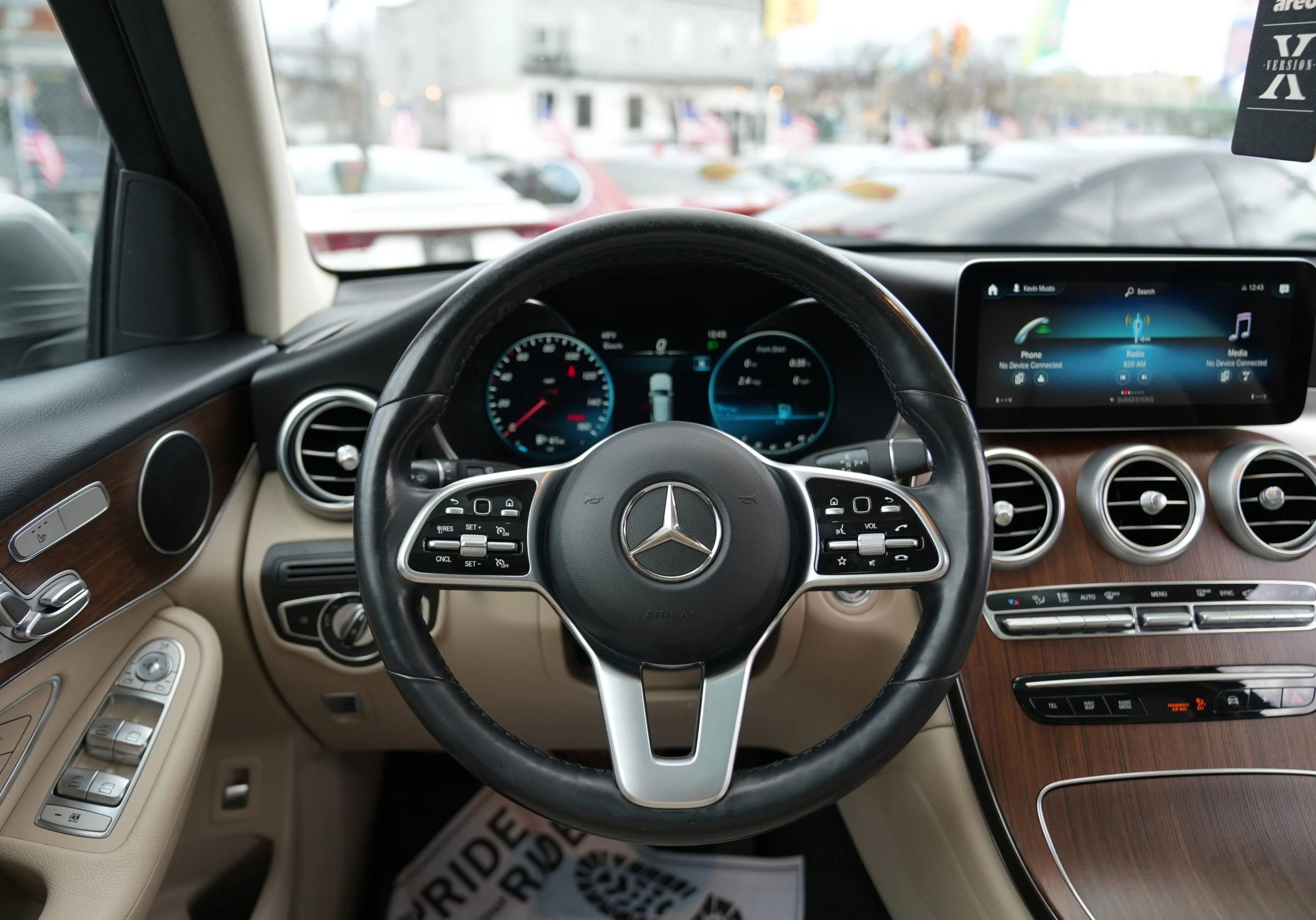 Used 2021 Mercedes-Benz GLC 300 4MATIC w/ Premium Package image 17