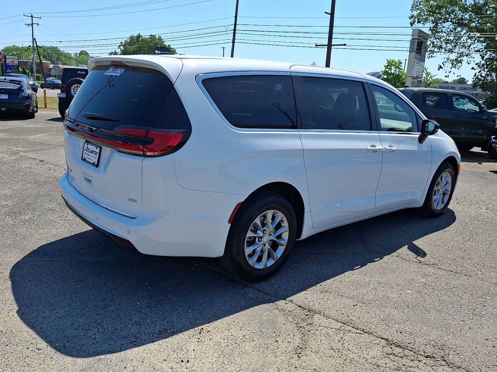 New 2027 Chrysler Pacifica Select AWD/4WD image 5