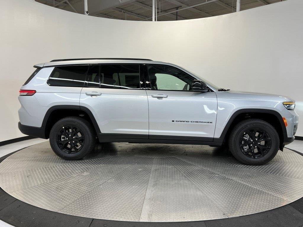 New 2025 Jeep Grand Cherokee L Altitude image 2