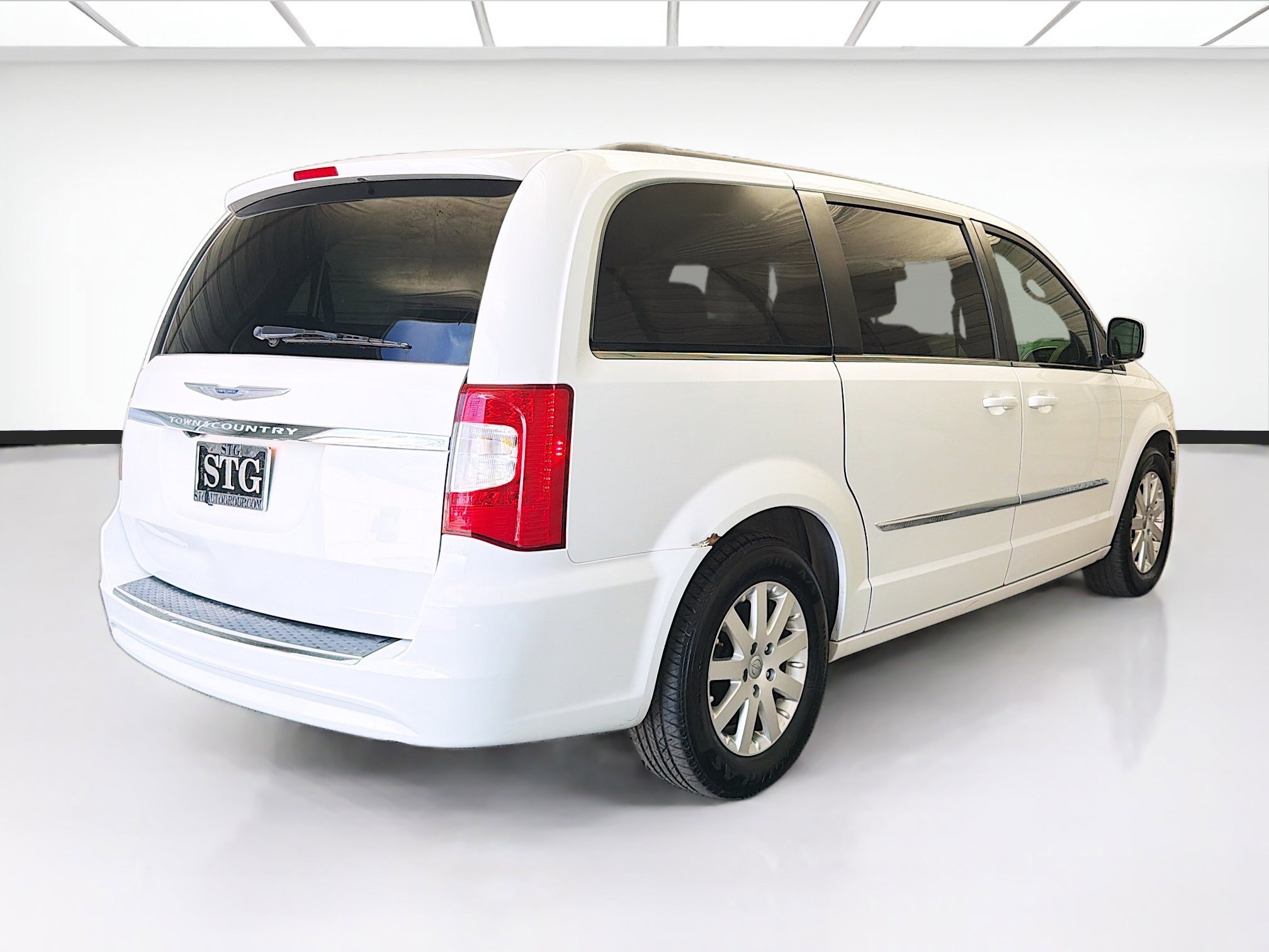 Used 2016 Chrysler Town & Country Touring image 4