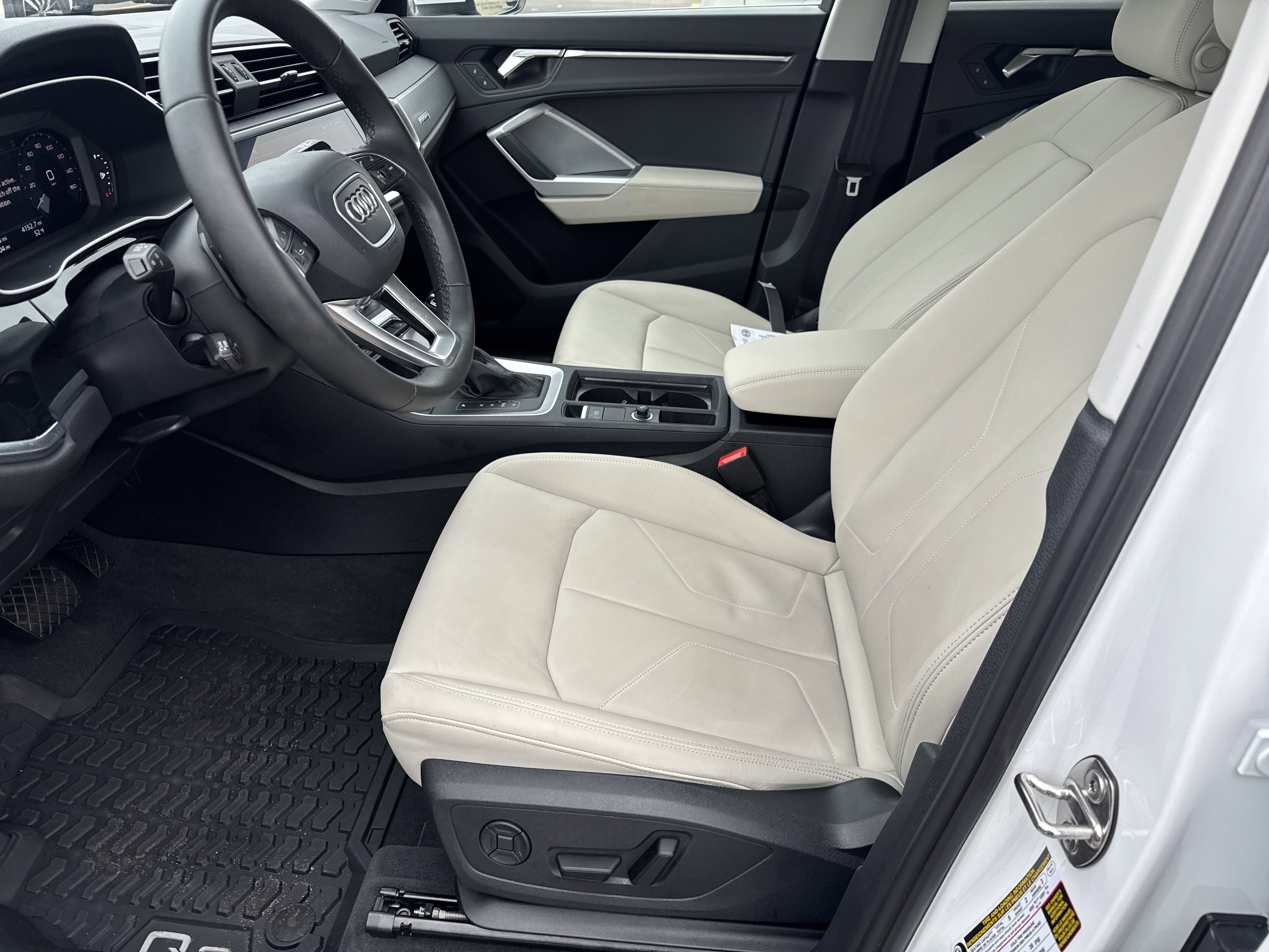 Used 2025 Audi Q3 2.0T Premium w/ Convenience Package image 5