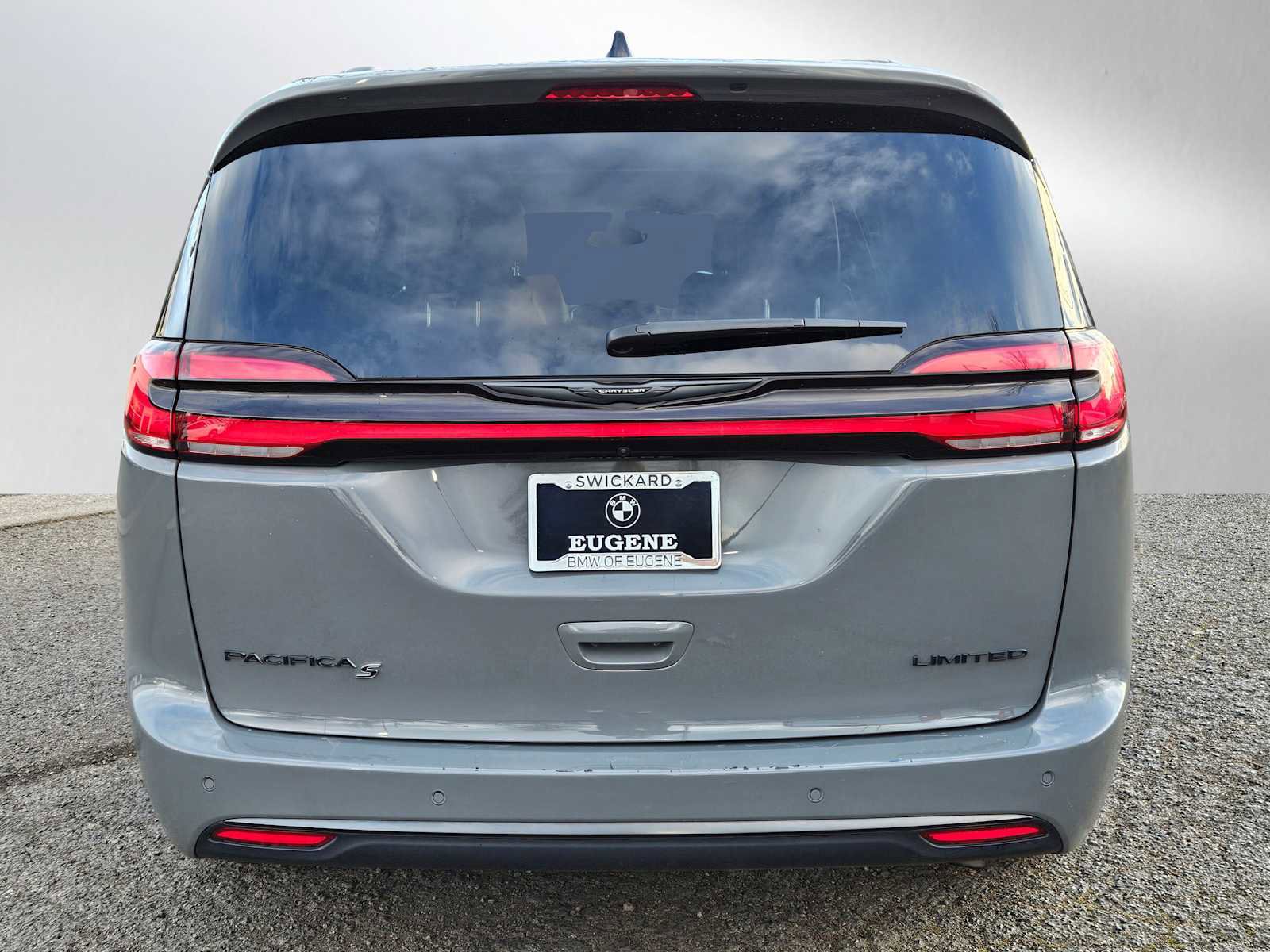Used 2025 Chrysler Pacifica Limited image 4
