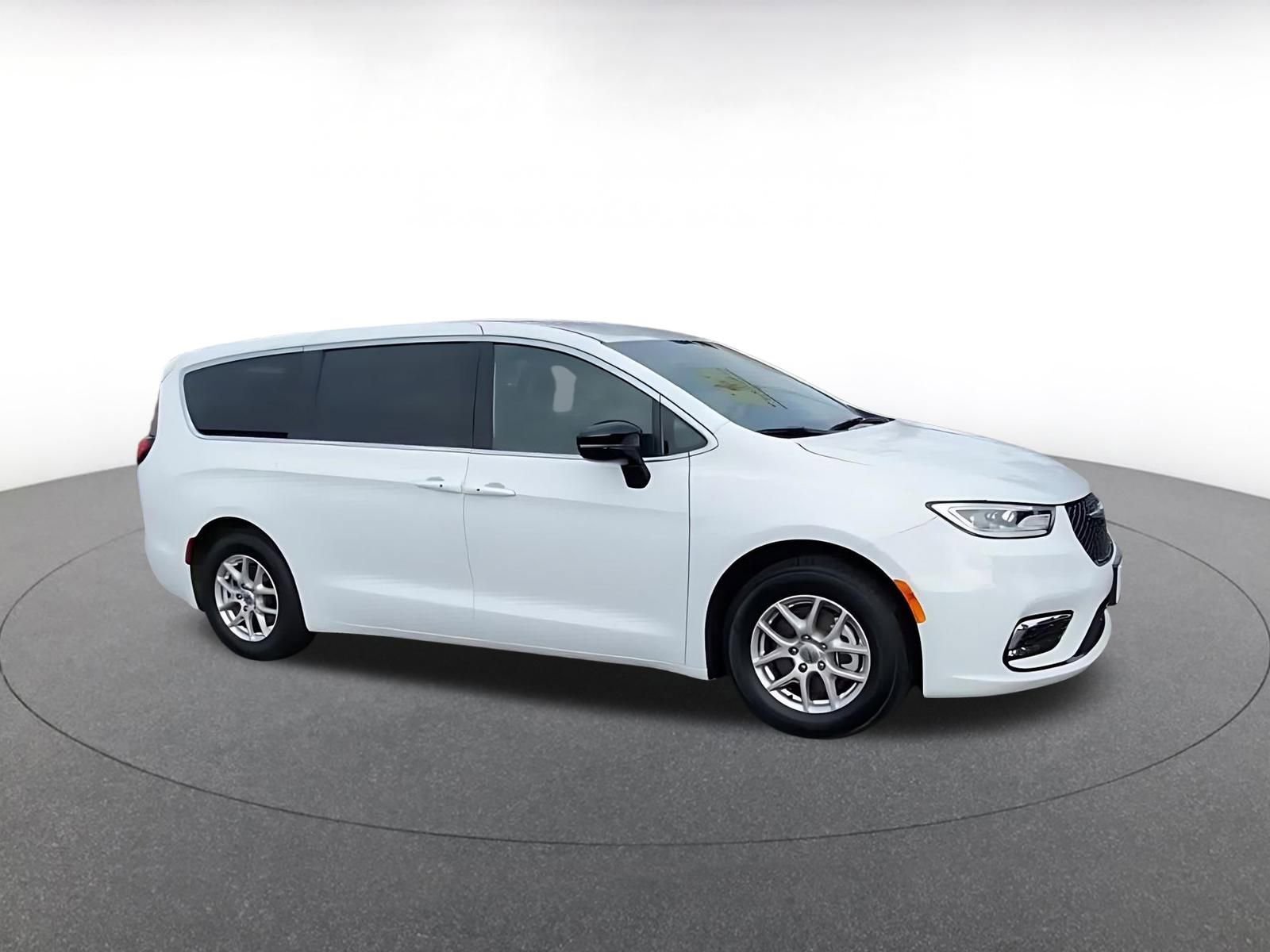 Used 2025 Chrysler Pacifica Select image 2