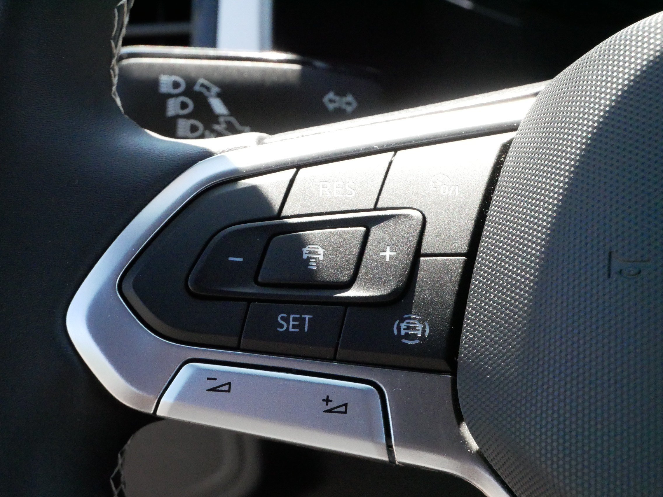 Certified 2023 Volkswagen Atlas Cross Sport SE w/ Panoramic Sunroof Package AWD/4WD image 18