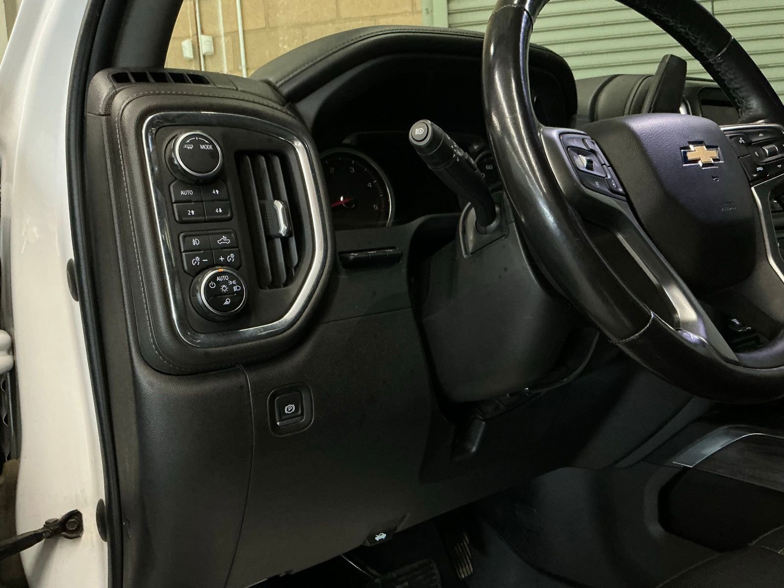 Used 2022 Chevrolet Silverado 2500 LTZ w/ LTZ Premium Package image 16