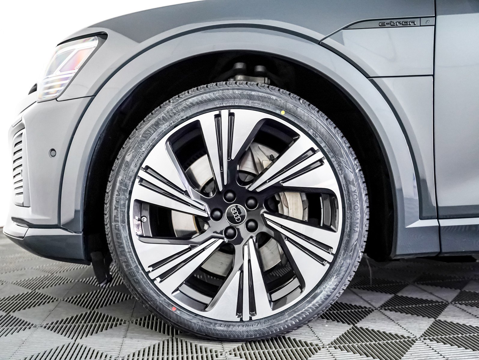 Used 2024 Audi Q8 e-tron Prestige w/ Prestige Package image 6