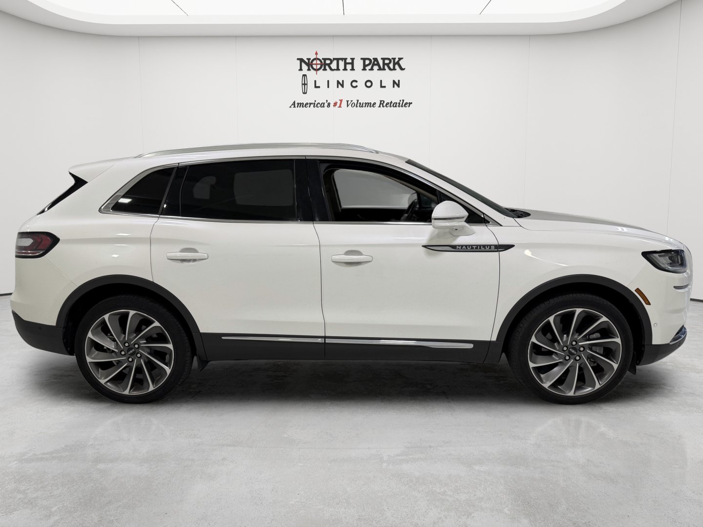 Used 2023 Lincoln Nautilus Reserve w/ Equipment Group 201A AWD/4WD image 6