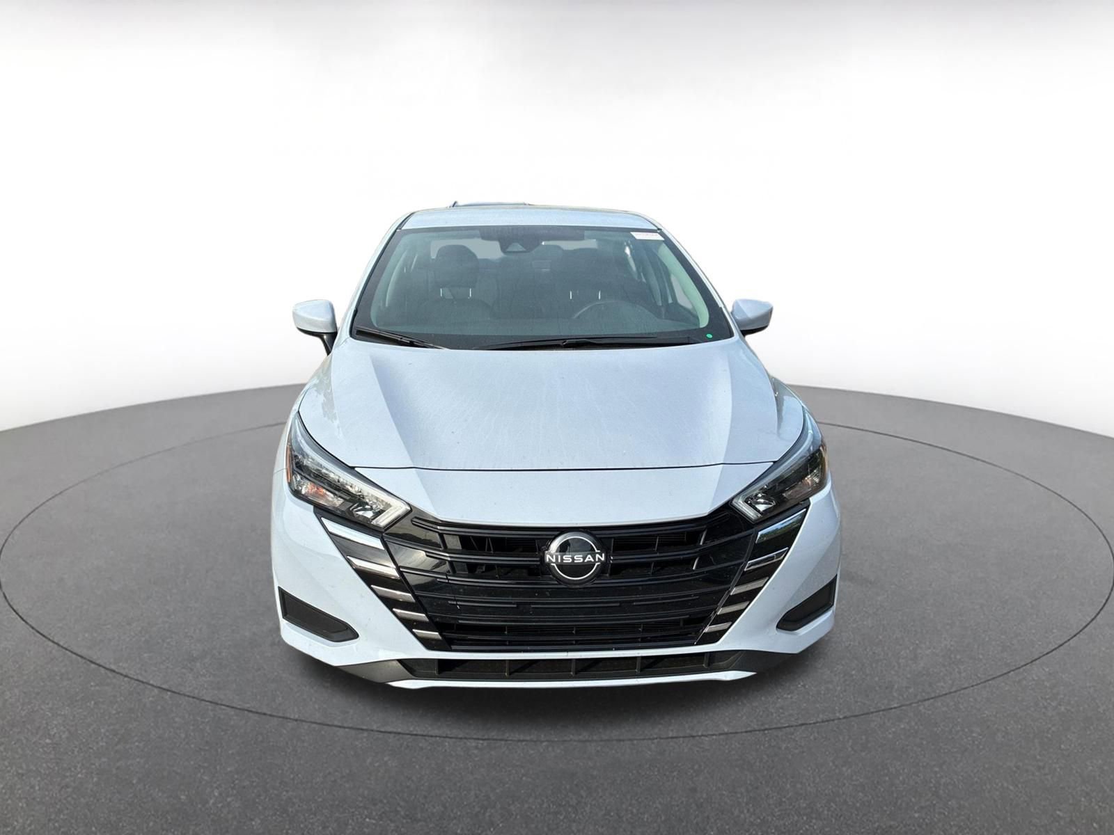 Used 2025 Nissan Versa SV image 2