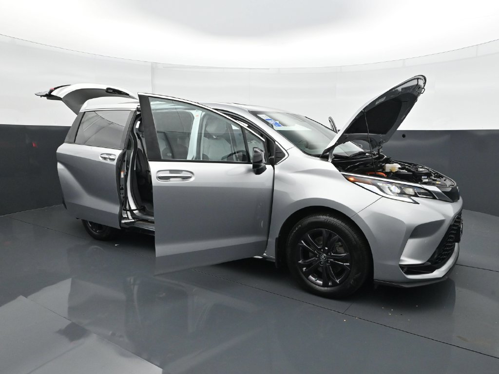 Used 2024 Toyota Sienna XSE AWD/4WD image 37