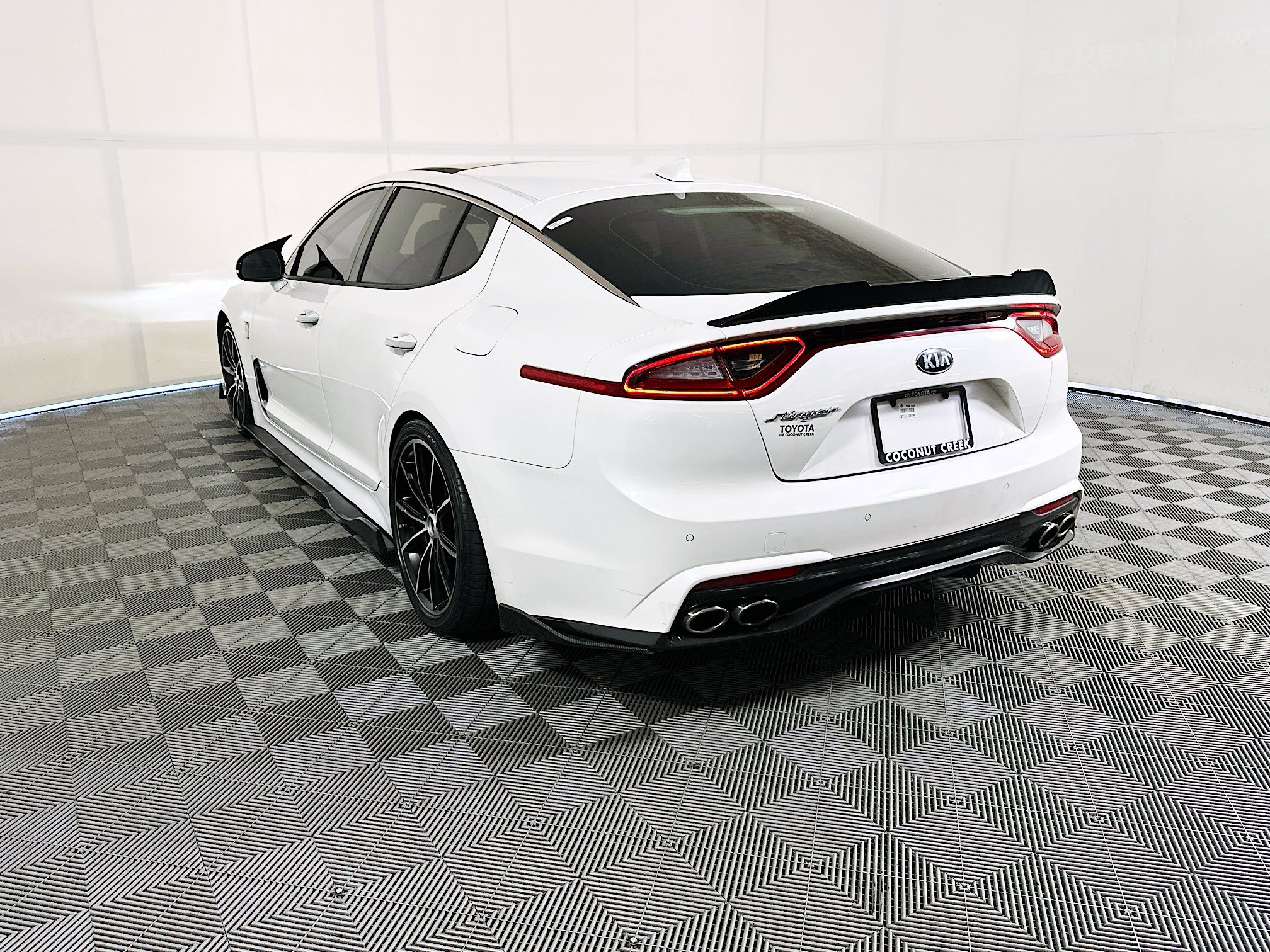 Used 2018 Kia Stinger Premium RWD image 5