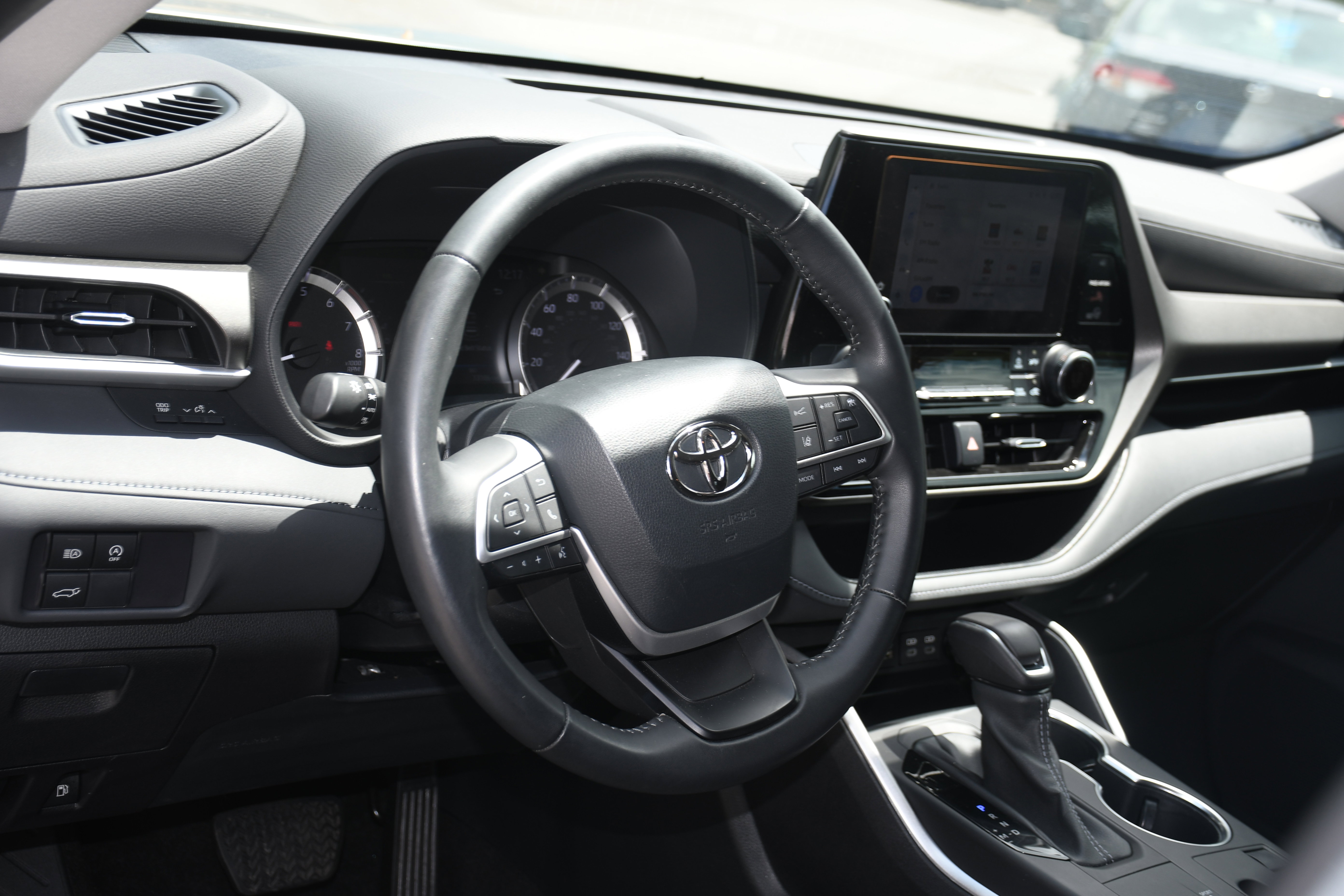 Used 2023 Toyota Highlander LE FWD image 8