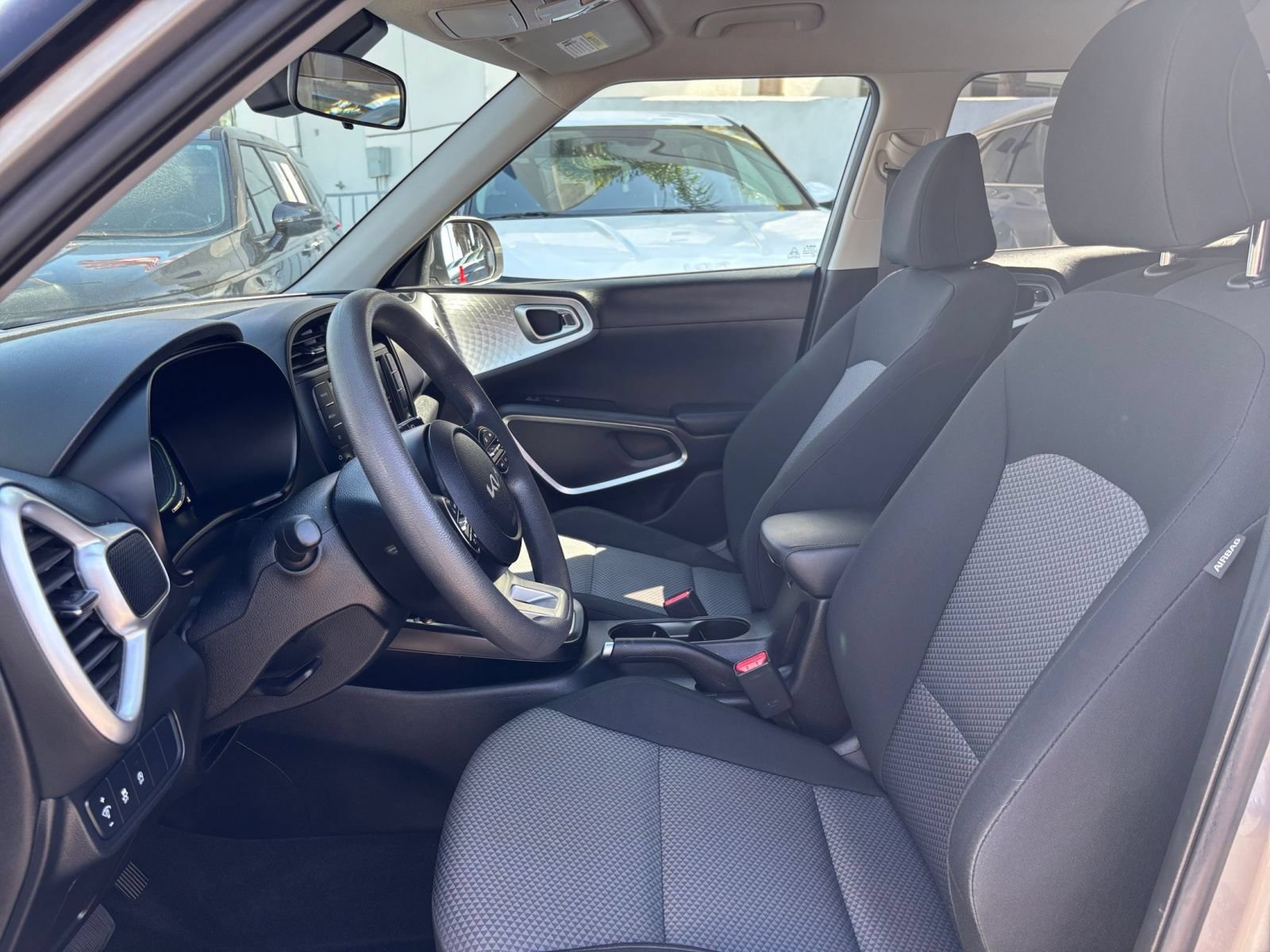 Used 2025 Kia Soul LX w/ LX Technology Package FWD image 24