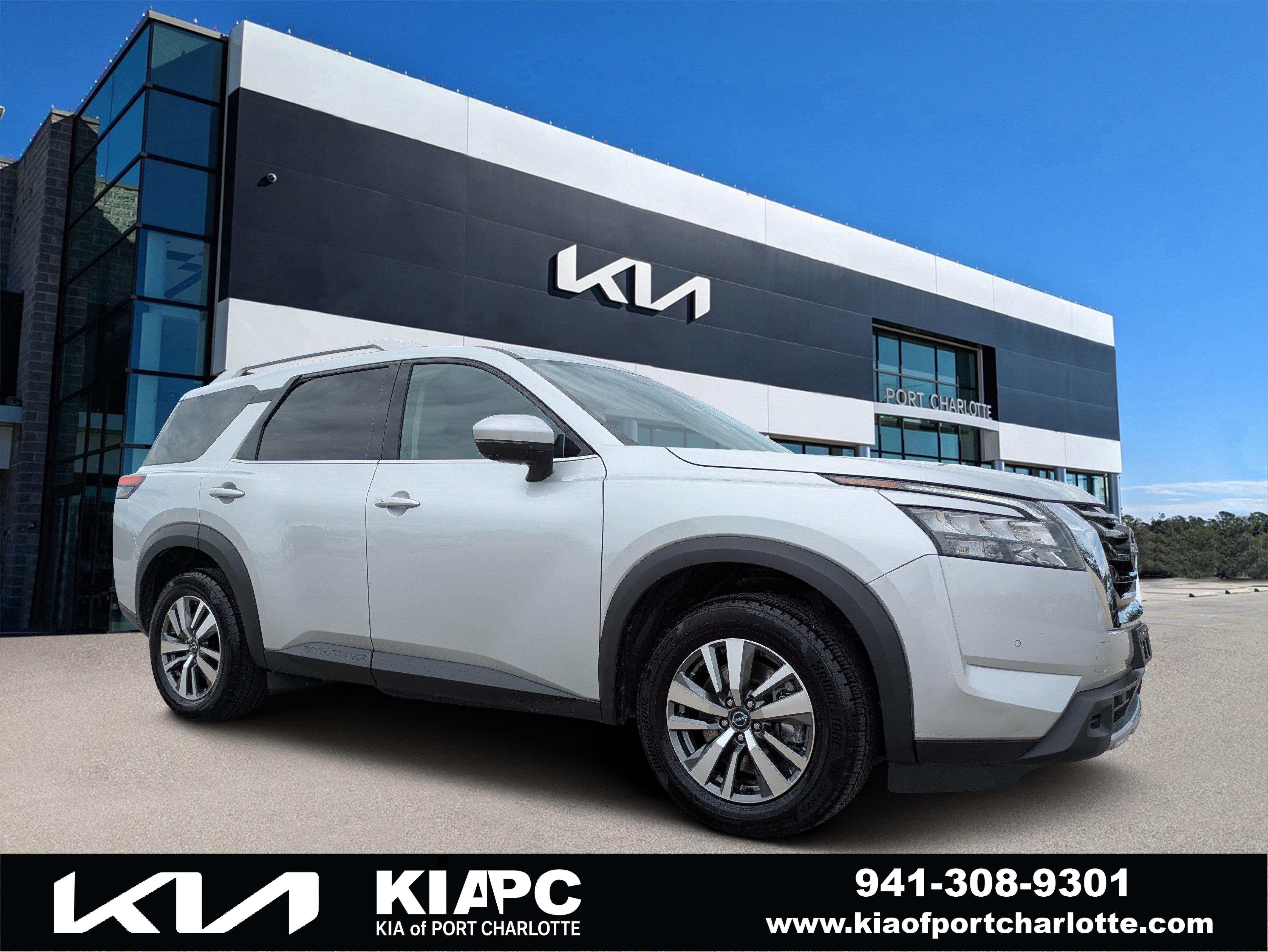 Used 2025 Nissan Pathfinder SL AWD/4WD image 1