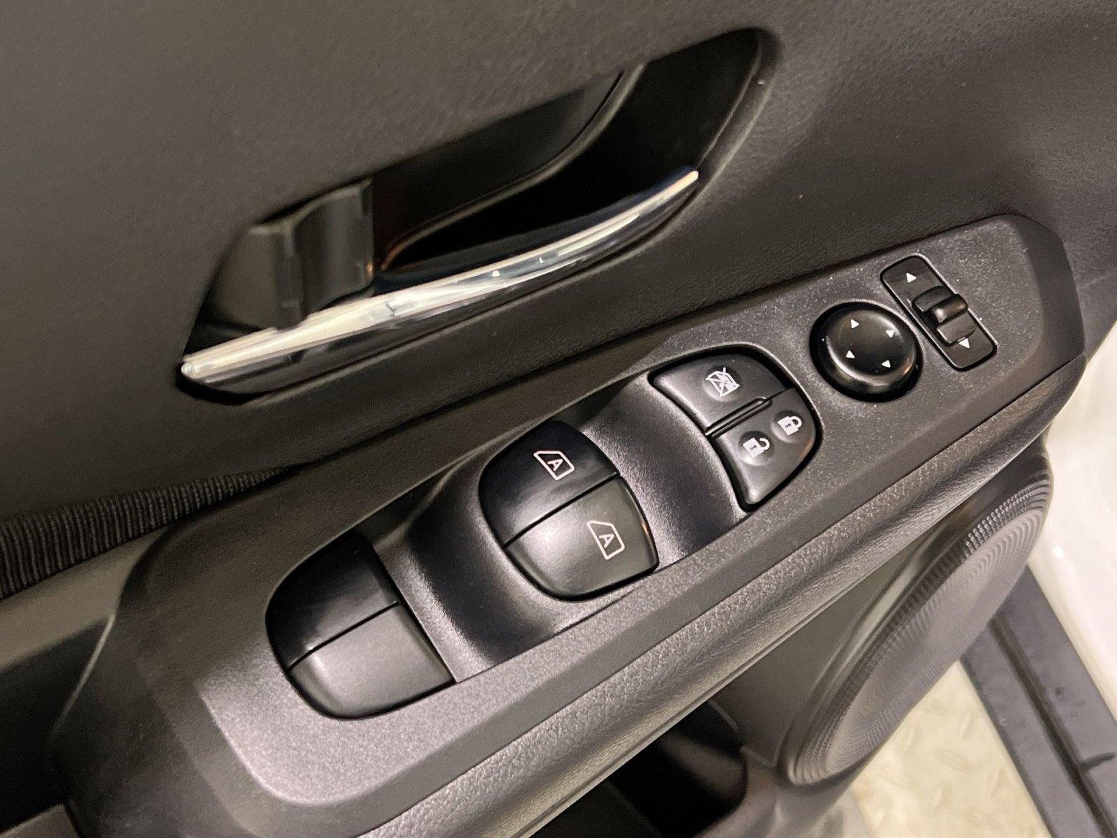 Used 2023 Nissan Kicks SV image 28