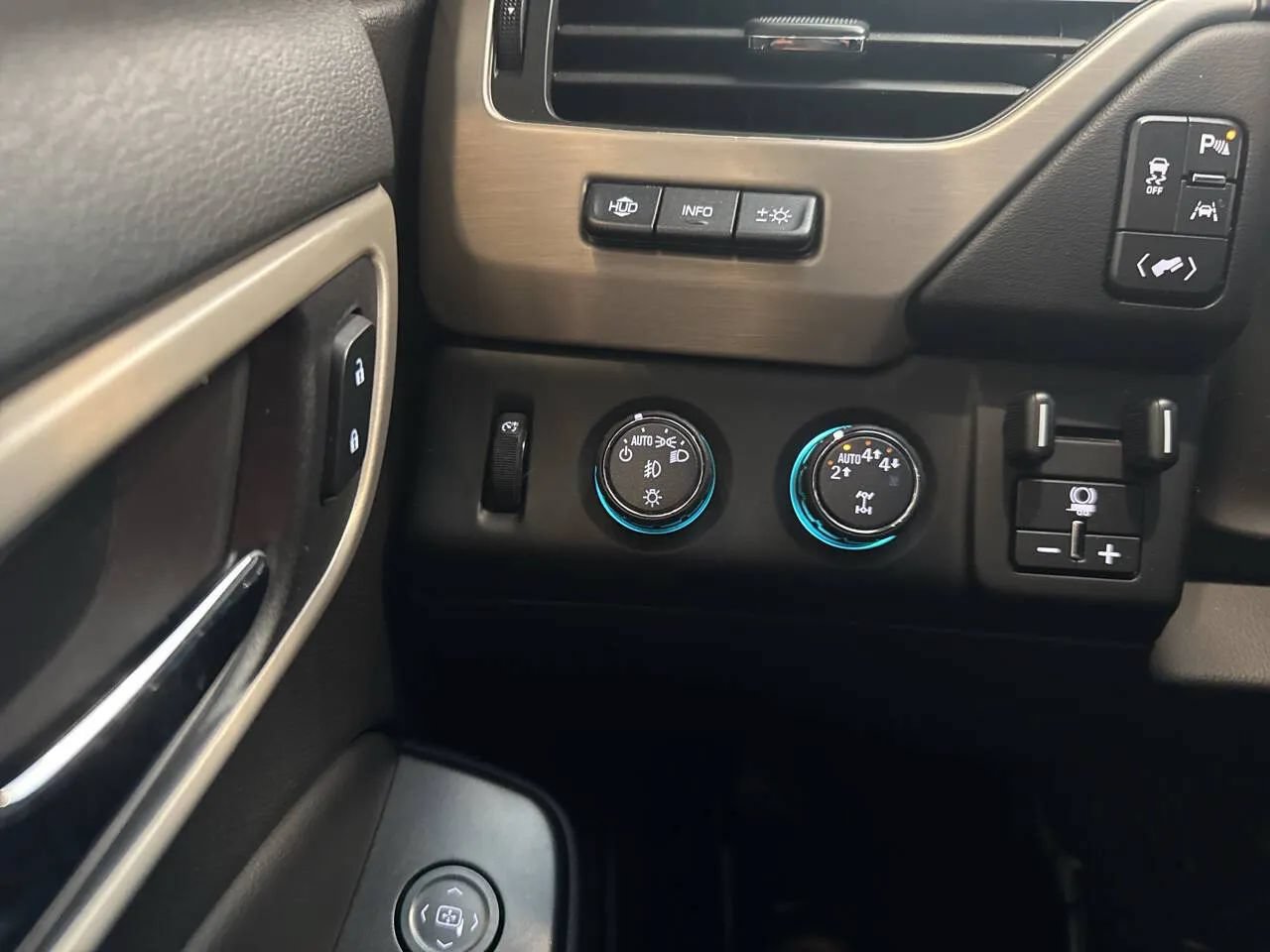 Used 2018 GMC Yukon Denali w/ Open Road Package AWD/4WD image 37