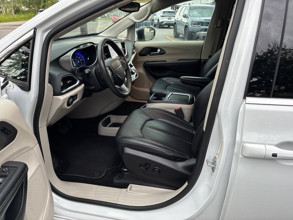 Used 2024 Chrysler Pacifica Touring-L FWD image 10