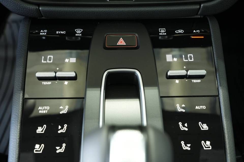 Certified 2025 Porsche Macan AWD/4WD image 21