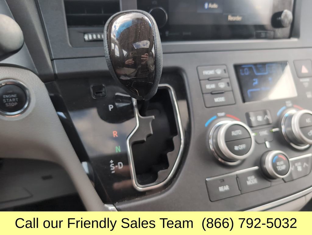 Used 2017 Toyota Sienna XLE Premium image 24