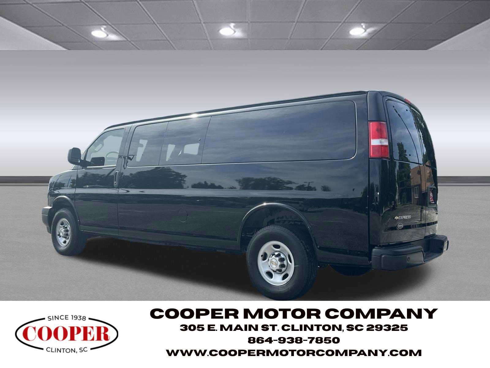 Used 2025 Chevrolet Express 3500 LS RWD image 3