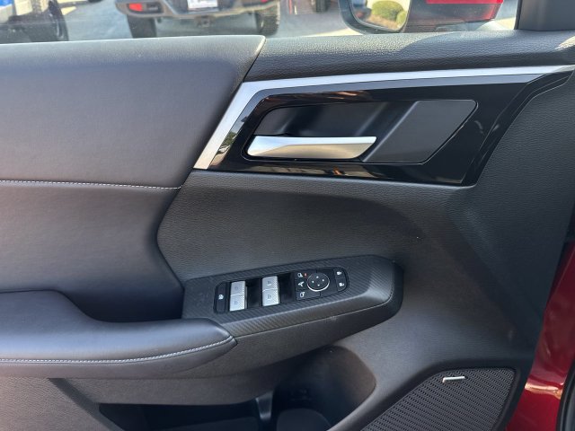 Used 2025 Mitsubishi Outlander SE FWD image 13