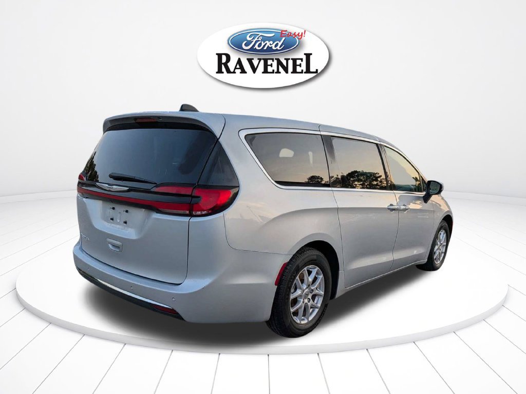 Used 2023 Chrysler Pacifica Touring-L FWD image 4