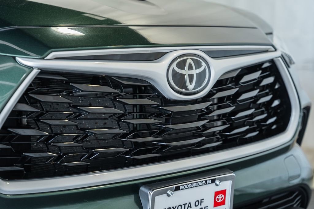 Used 2024 Toyota Highlander XLE AWD/4WD image 10