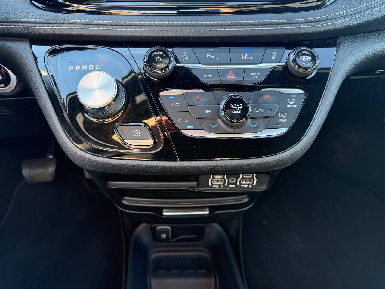 Used 2023 Chrysler Pacifica Touring FWD image 13