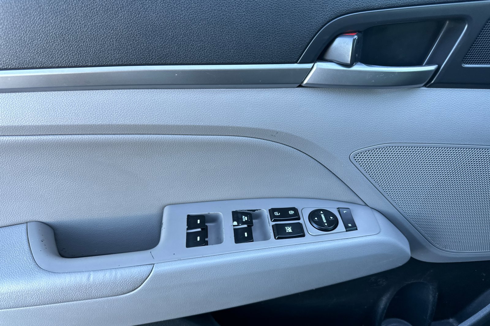 Used 2020 Hyundai Elantra Limited image 12