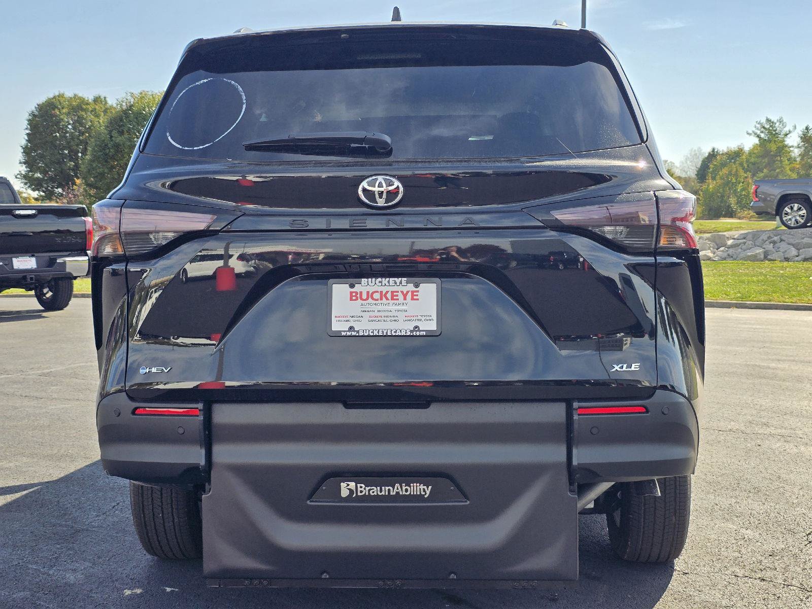 Used 2026 Toyota Sienna XLE FWD image 7