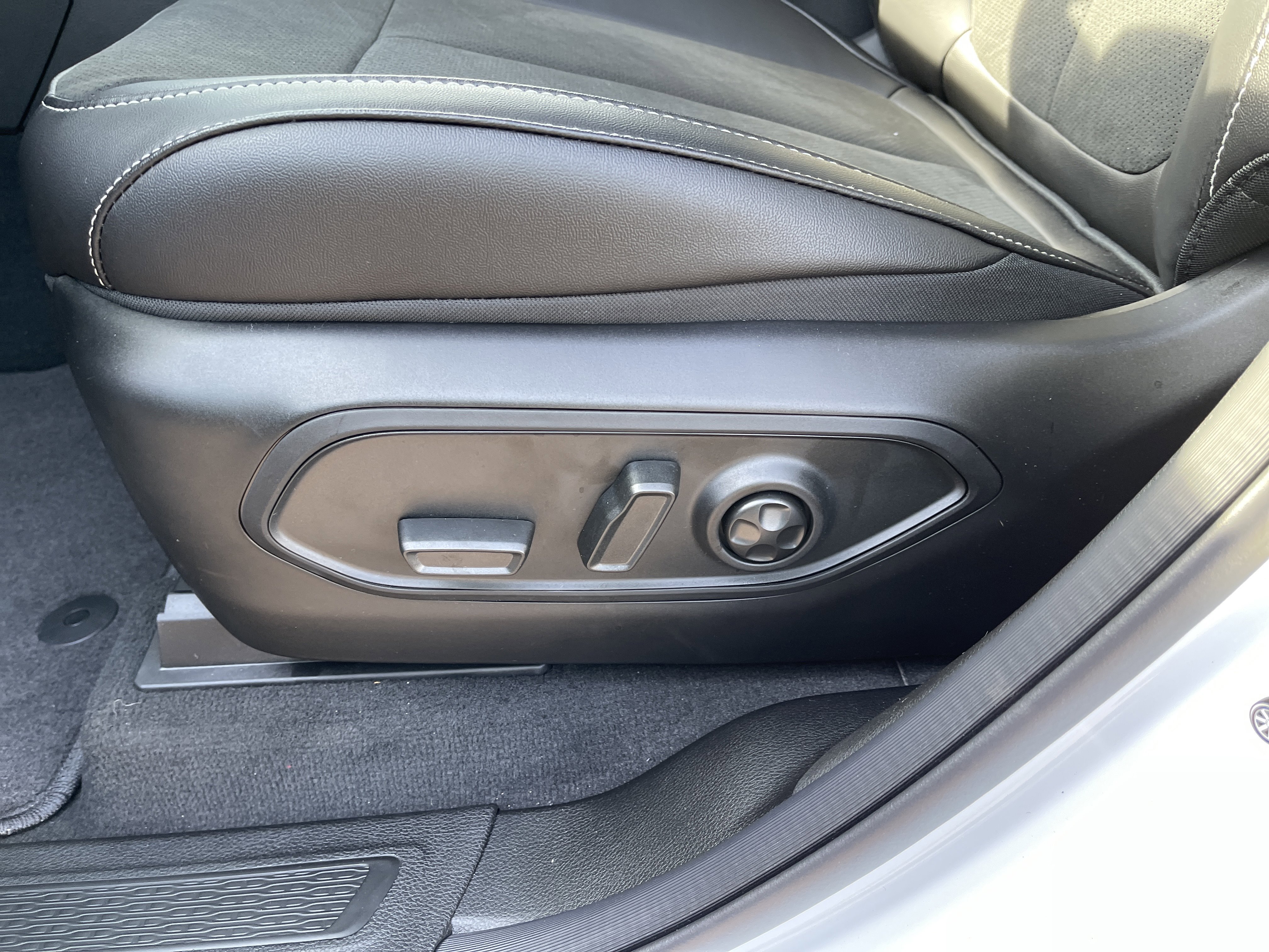 New 2025 Jeep Grand Cherokee Altitude image 11