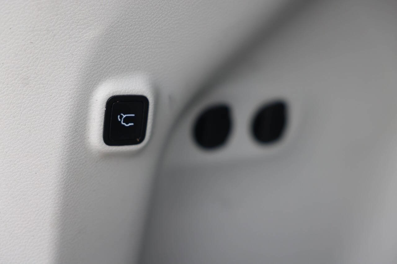 Used 2019 Jeep Cherokee Limited image 16