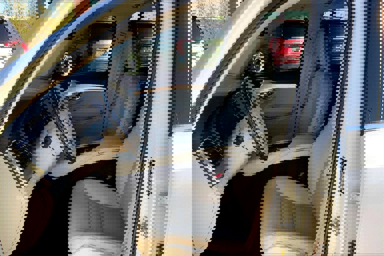 Used 2017 Volvo XC90 T5 Momentum w/ Vision Package image 8