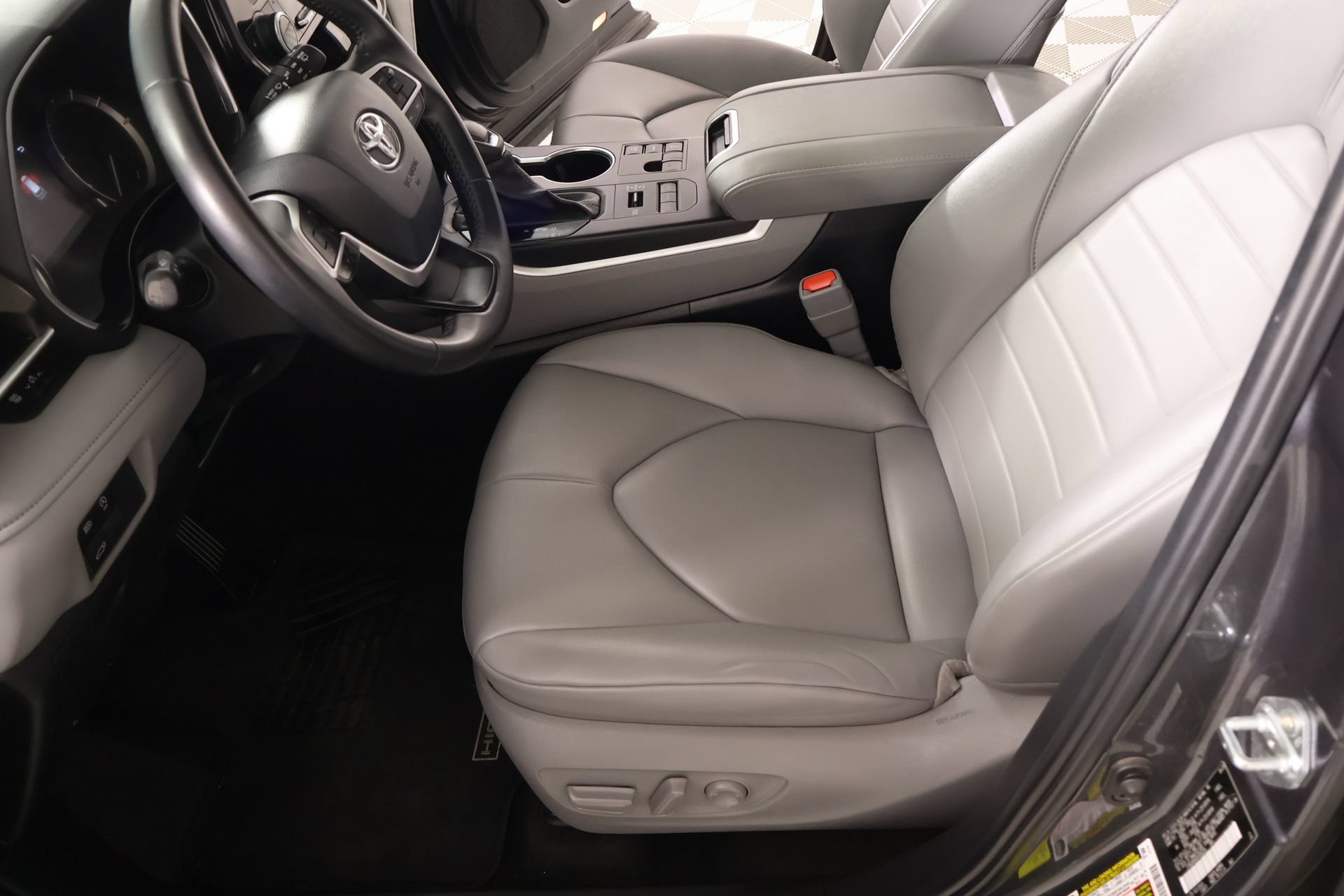 Used 2024 Toyota Highlander XLE AWD/4WD image 11