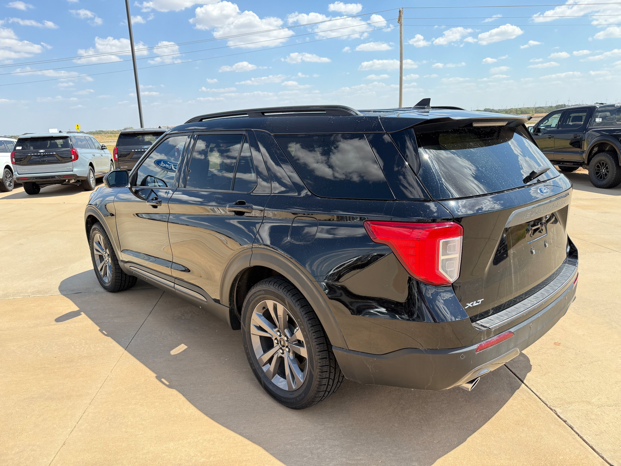 Used 2021 Ford Explorer XLT w/ Equipment Group 202A AWD/4WD image 5