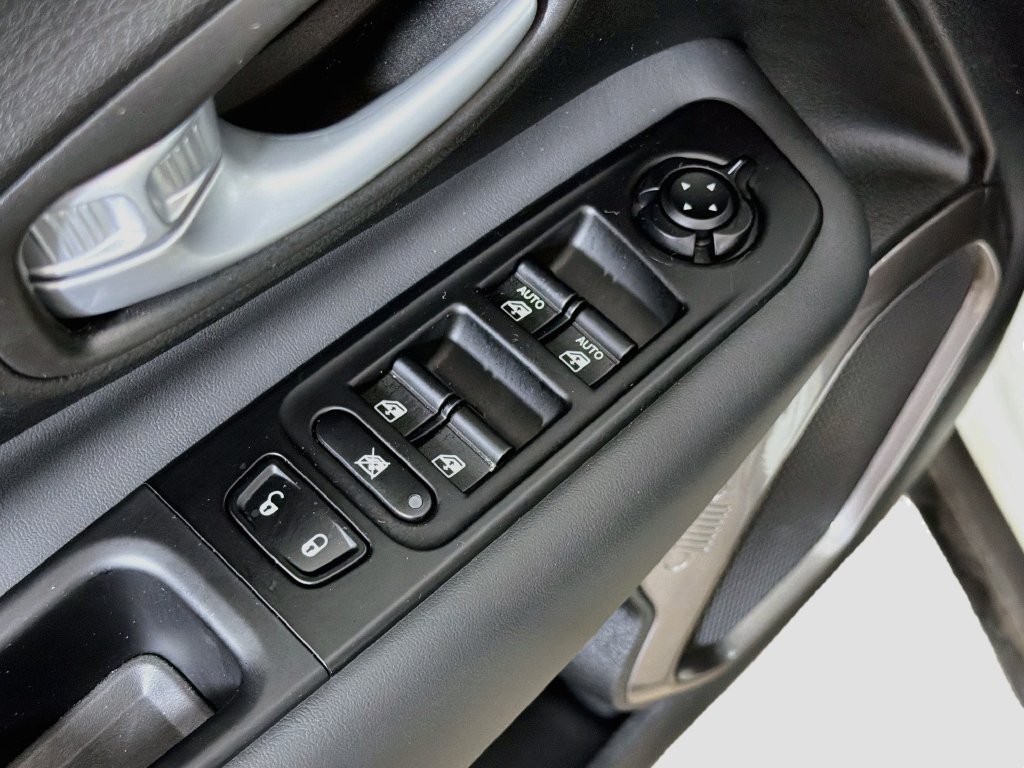 Used 2023 Jeep Renegade Latitude AWD/4WD image 19