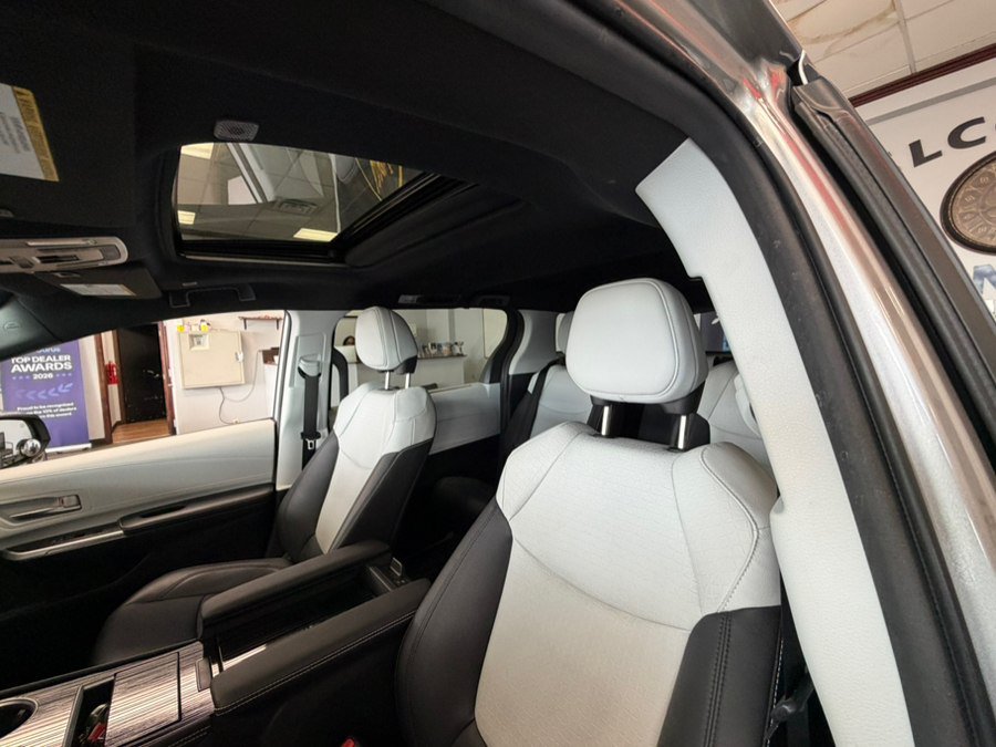 Used 2025 Toyota Sienna XSE FWD image 29