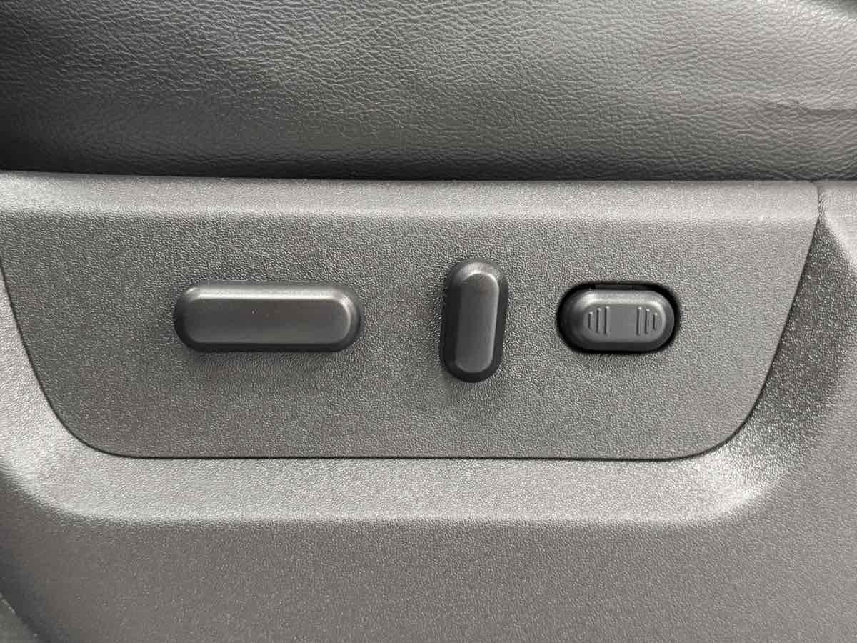 Used 2013 Ford F250 Lariat w/ Lariat Chrome Pkg image 28