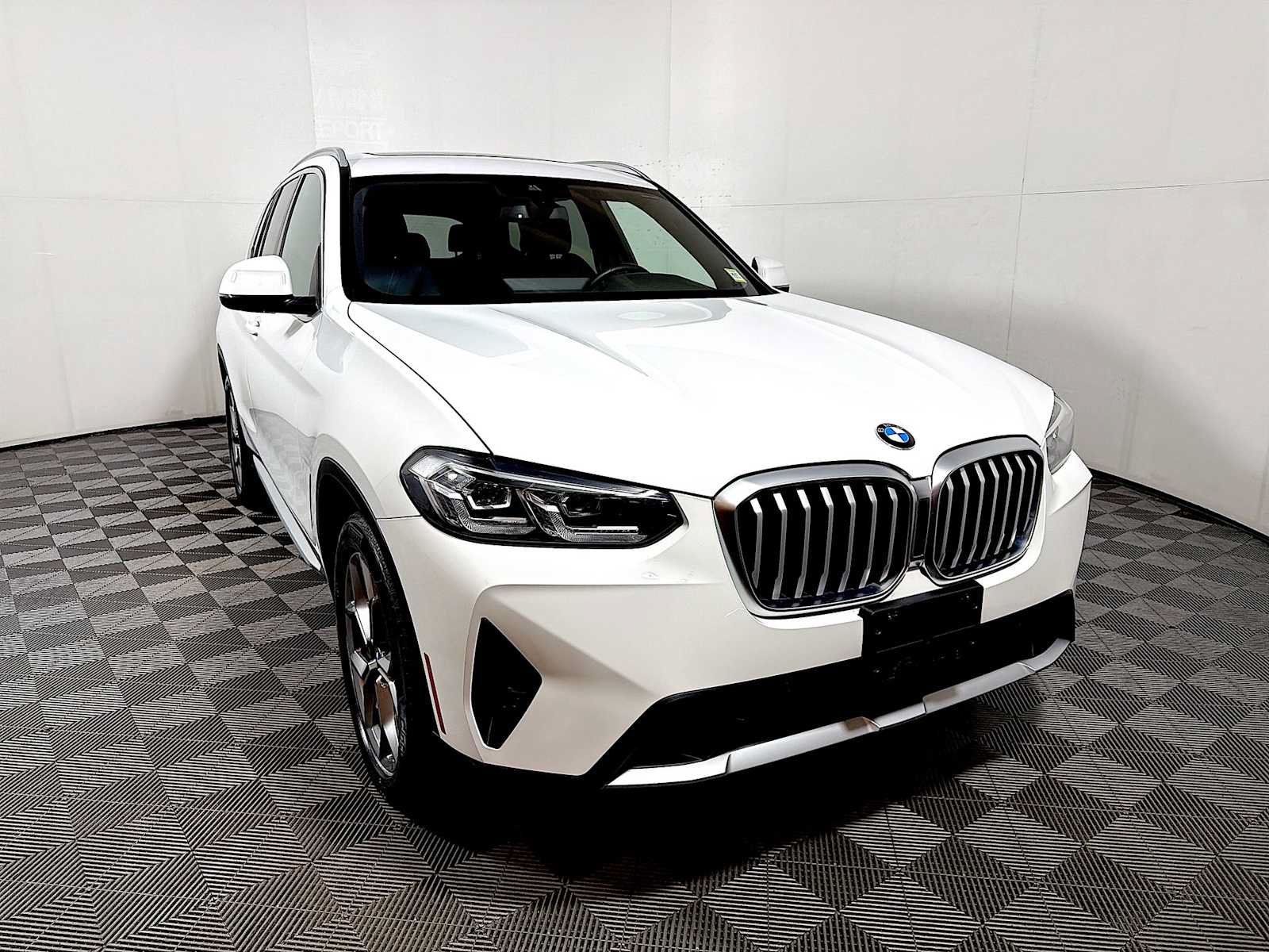 Used 2023 BMW X3 xDrive30i w/ Premium Package AWD/4WD image 2