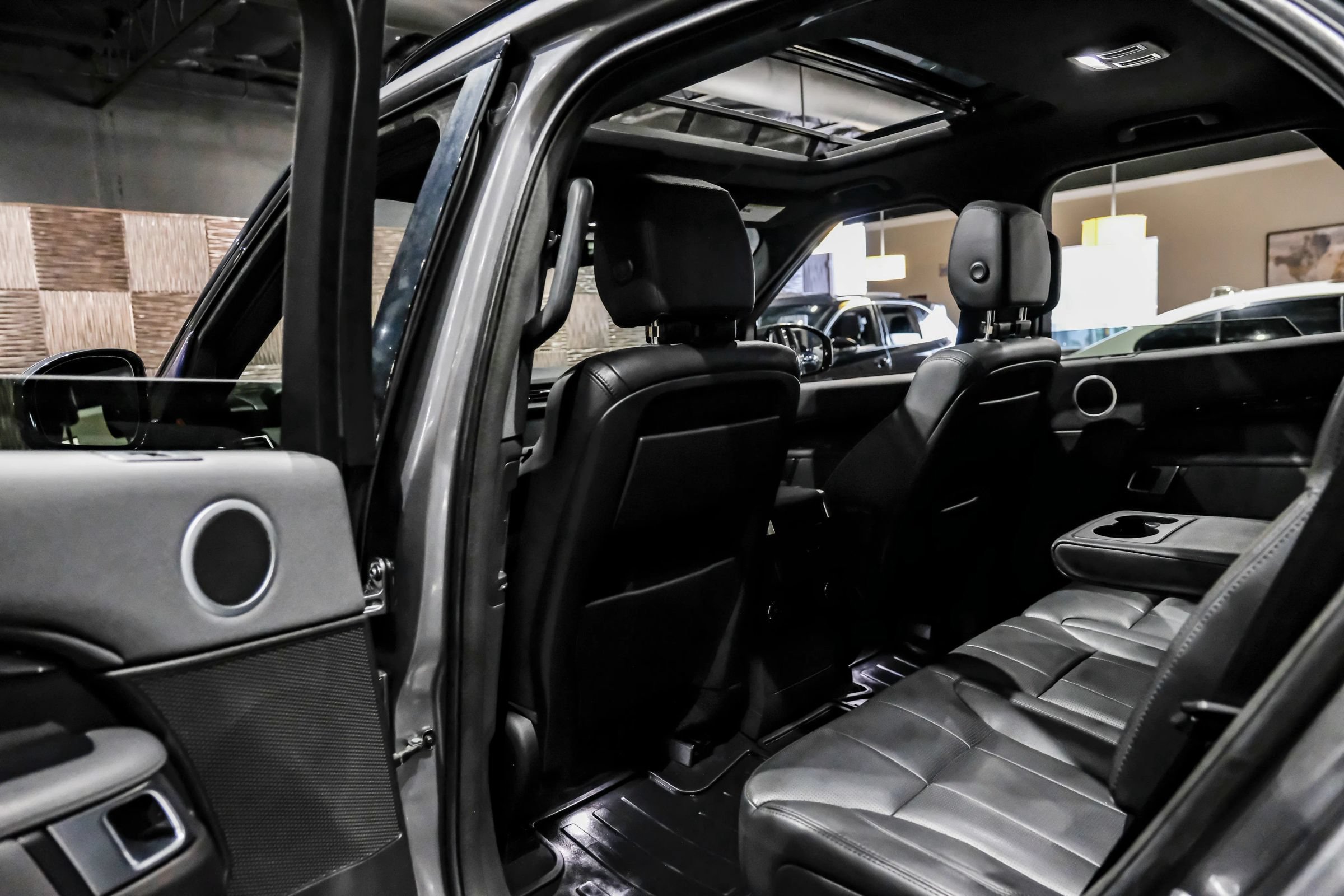 Used 2018 Land Rover Discovery SE AWD/4WD image 38