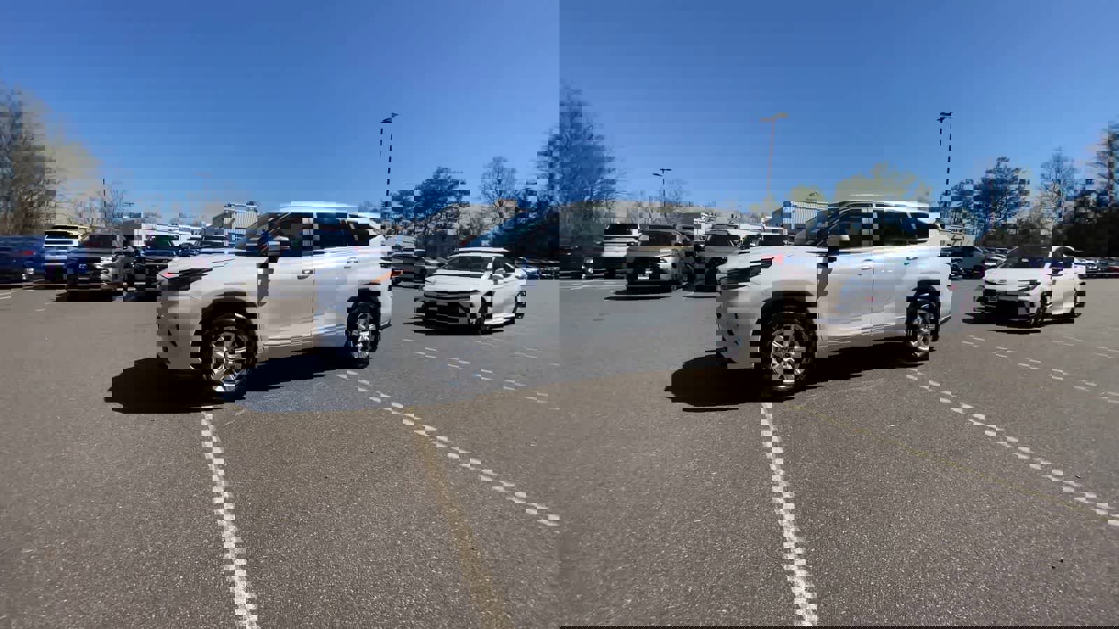 Used 2023 Toyota Highlander LE image 5